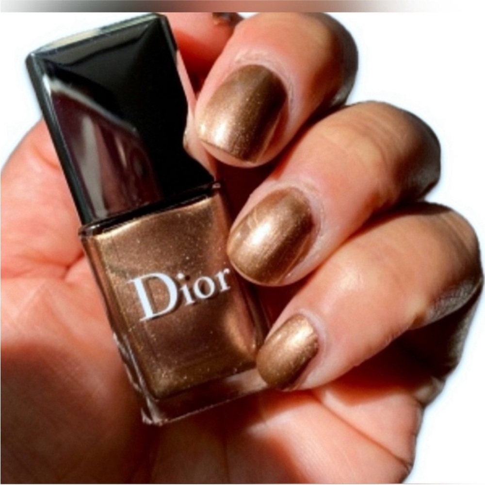 Dior Limited Edition Nail Polish NEW
Vernis 426 LE Cap Gold/tan shimmering